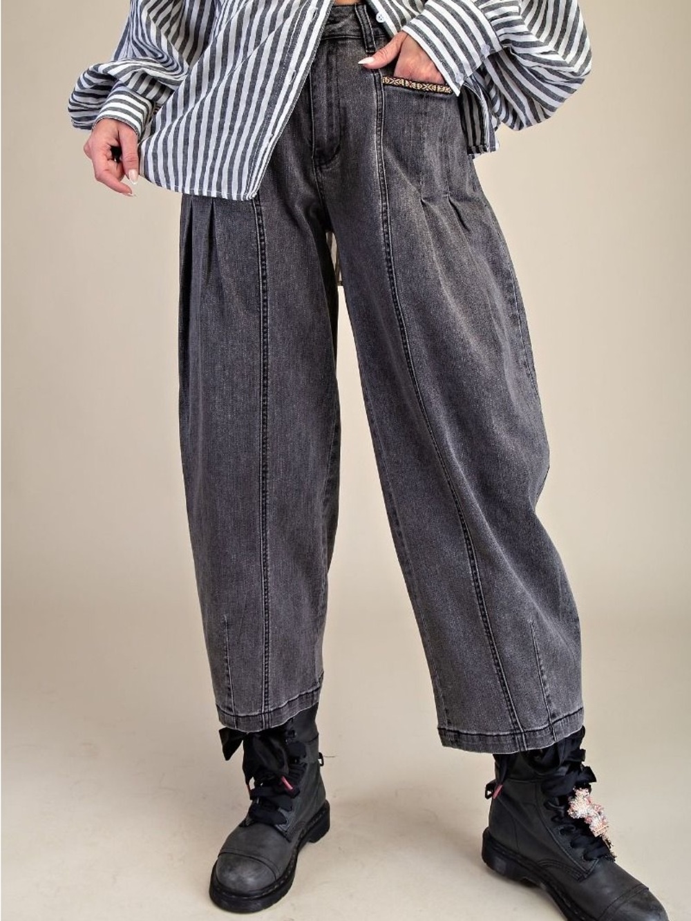 #116 New! Easel Pleated Wide-Leg Jeans